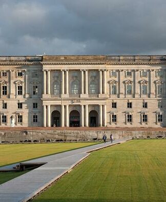 Estudios de trombón en Hochschule für Musik Hanns Eisler Berlín.